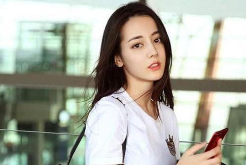 吃瓜娱乐迪丽热巴杨洋,瓜田娱乐，甜蜜互动引关注